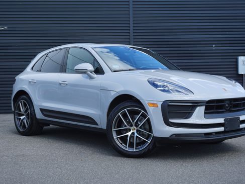 Certified 2024 Porsche Macan AWD/4WD image 10