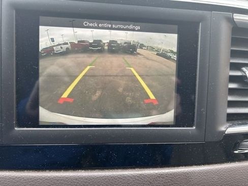 Used 2020 Chrysler Pacifica Touring FWD image 23