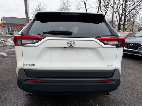 Used 2020 Toyota RAV4 XLE Premium FWD image 6