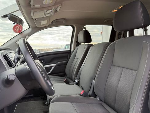 Used 2018 Nissan Titan SV image 15