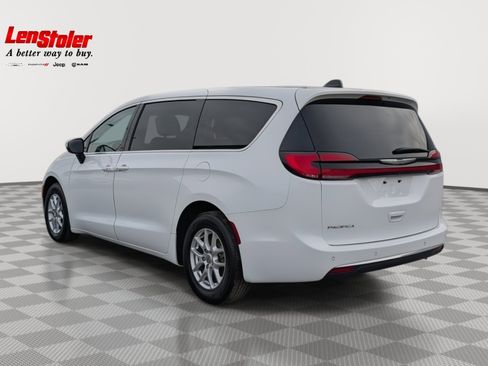 Used 2023 Chrysler Pacifica Touring-L image 3