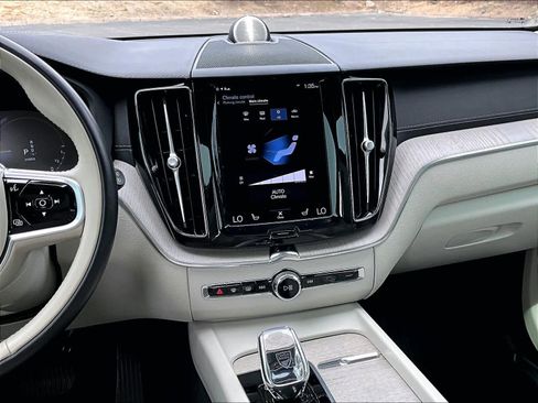 Used 2021 Volvo XC60 T8 Inscription w/ Advanced Package image 8