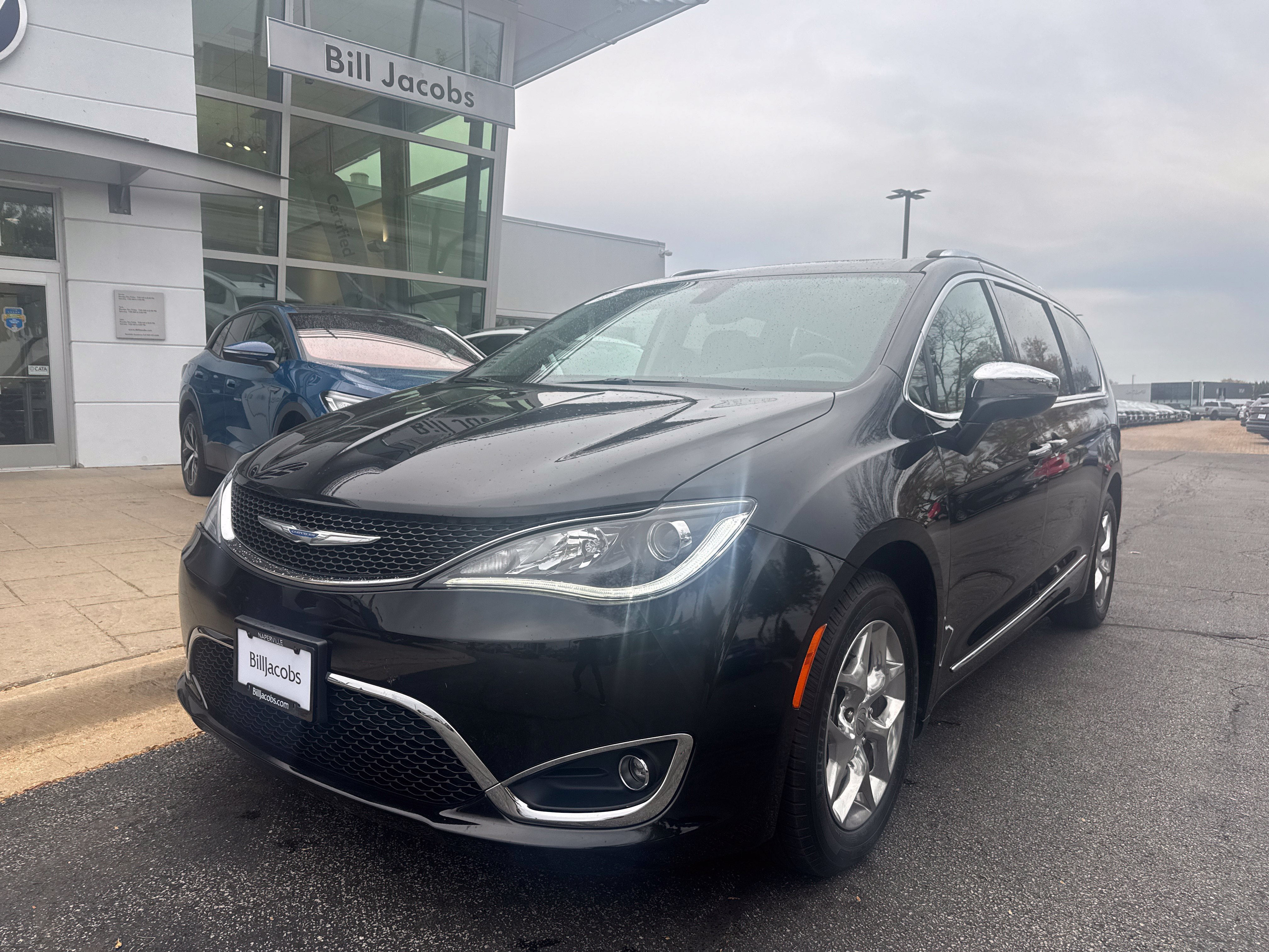 Used 2017 Chrysler Pacifica Limited FWD image 2