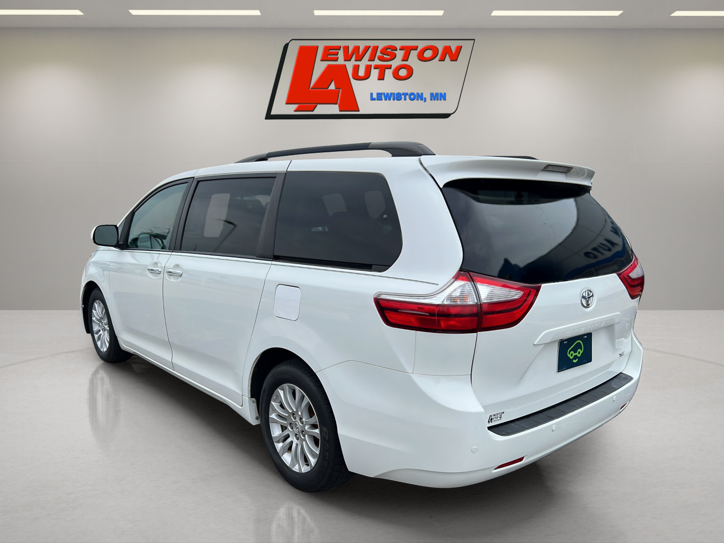 Used 2017 Toyota Sienna XLE FWD image 11