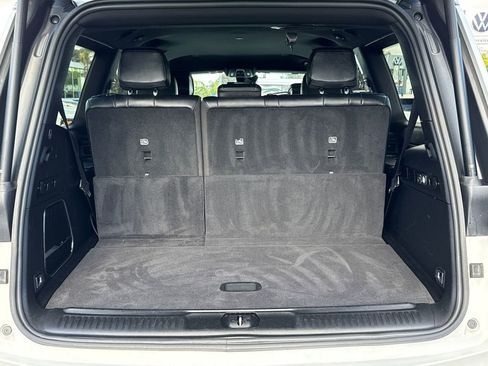 Certified 2024 Jeep Wagoneer Series II w/ Flexible Seating Group RWD image 11