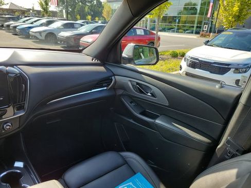 Used 2023 Chevrolet Traverse LT w/ Rear Camera Mirror Package FWD image 9