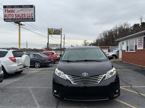 Used 2014 Toyota Sienna XLE image 2