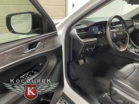 Used 2023 Jeep Grand Cherokee L Limited w/ Luxury Tech Group II AWD/4WD image 10