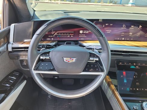 Certified 2025 Cadillac Escalade Sport Platinum AWD/4WD image 17