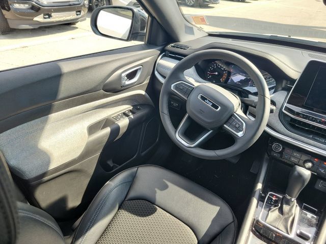Used 2025 Jeep Compass Latitude AWD/4WD image 13