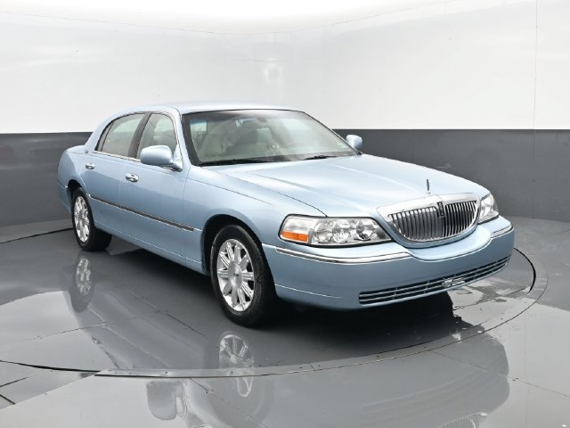 Used 2010 Lincoln Town Car Signature Limited RWD image 3