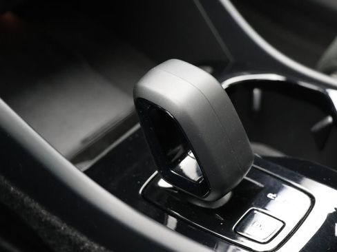 Used 2025 Volvo XC40 B5 Plus image 28