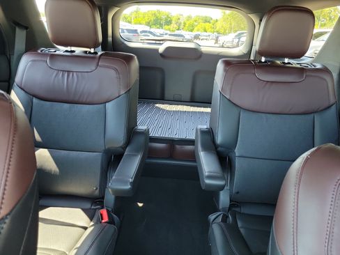 Used 2024 Ford Explorer Platinum w/ Technology Package AWD/4WD image 11
