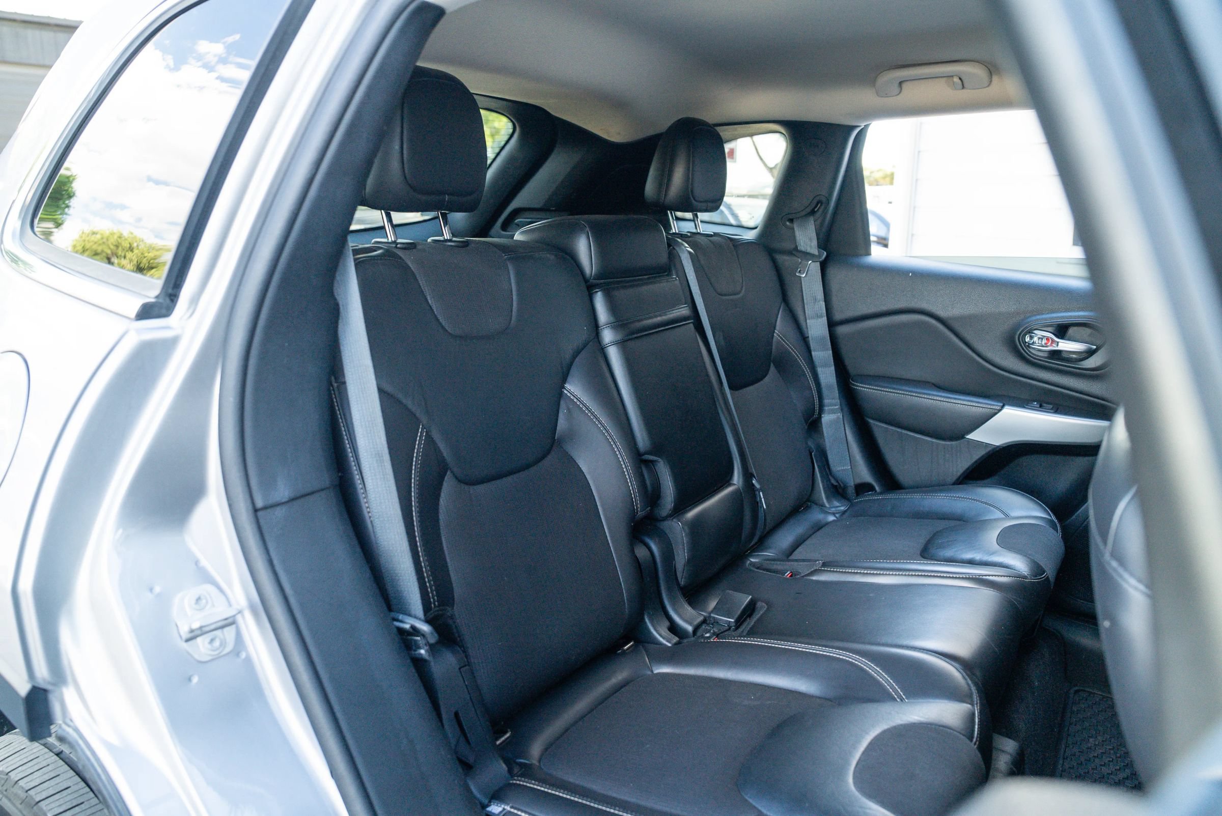 Used 2018 Jeep Cherokee Latitude Plus w/ Comfort/Convenience Group AWD/4WD image 17