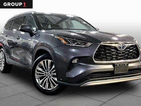 Used 2024 Toyota Highlander Platinum AWD/4WD image 3