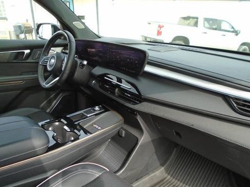 Certified 2025 Buick Enclave Avenir w/ Super Cruise Package AWD/4WD image 28
