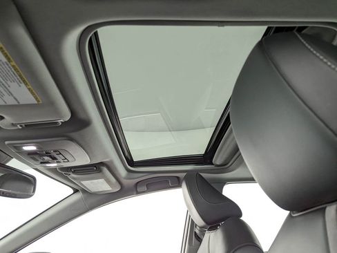 Used 2022 Toyota Camry SE image 10