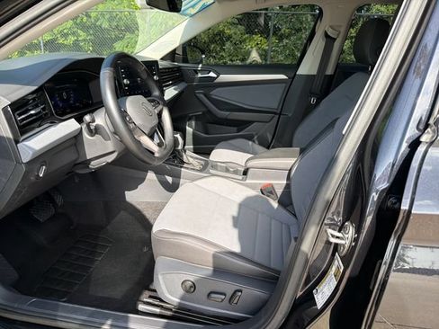 Used 2025 Volkswagen Jetta SE FWD image 11