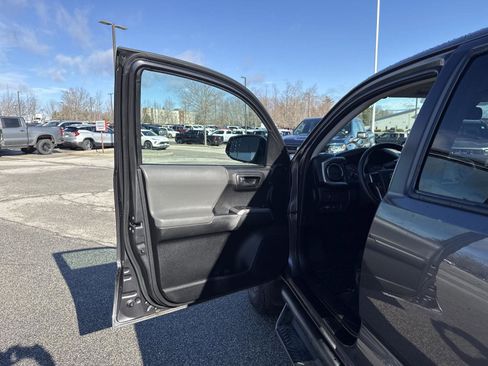 Used 2023 Toyota Tacoma SR5 AWD/4WD image 11