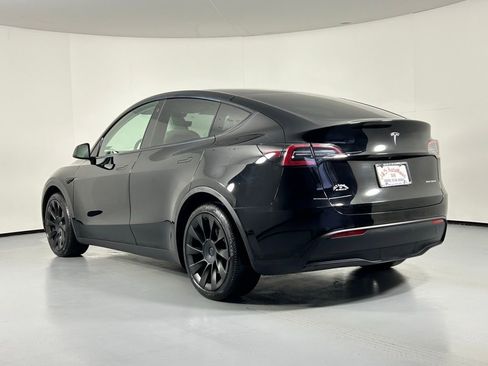 Used 2022 Tesla Model Y Long Range image 5