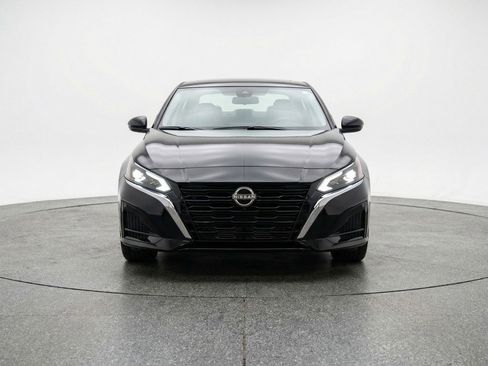 Used 2025 Nissan Altima 2.5 SV FWD image 2