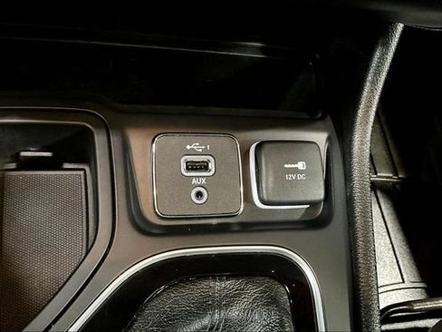 Used 2021 Jeep Cherokee Latitude Plus FWD image 16