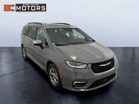 Used 2023 Chrysler Pacifica Limited FWD image 7