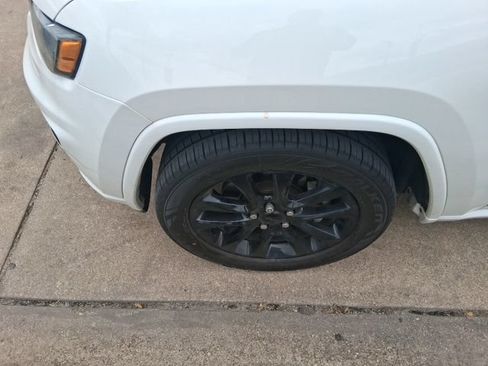 Used 2021 Jeep Grand Cherokee Laredo X RWD image 3