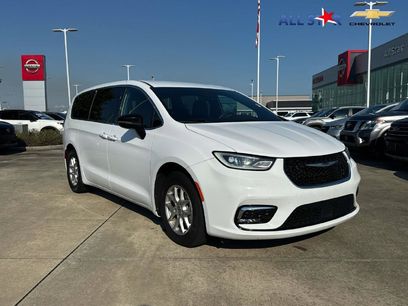 Used 2025 Chrysler Pacifica Select