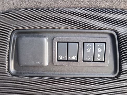 Used 2025 Cadillac Escalade Premium Luxury RWD image 7