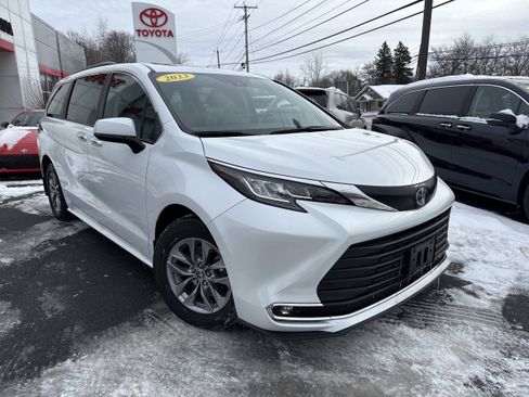 Used 2023 Toyota Sienna XLE image 1