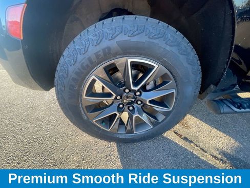 Used 2022 Chevrolet Suburban Z71 w/ Luxury Package image 14