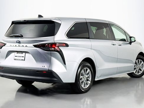 Used 2025 Toyota Sienna LE FWD image 13