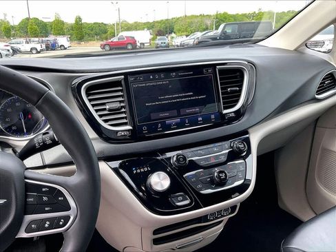 Used 2023 Chrysler Pacifica Touring-L FWD image 19