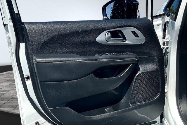 Used 2025 Chrysler Pacifica Limited FWD image 20