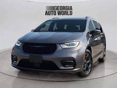Used 2021 Chrysler Pacifica Touring w/ Uconnect Theater Family Group FWD image 1