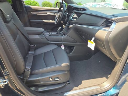 New 2025 Cadillac XT5 Luxury image 9