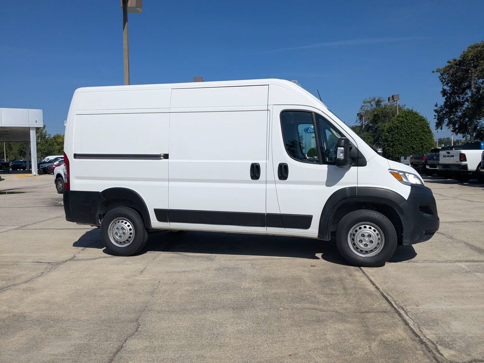 Used 2024 RAM ProMaster 2500 w/ Convenience Group FWD image 3