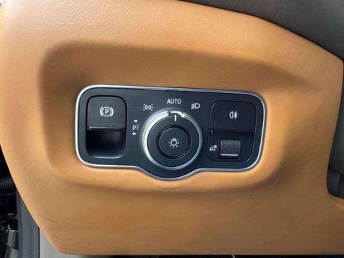 Used 2022 Aston Martin V8 Vantage Roadster RWD image 25