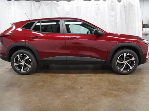 Used 2024 Chevrolet Trax RS FWD image 2