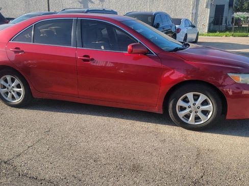 Used 2010 Toyota Camry LE FWD image 3