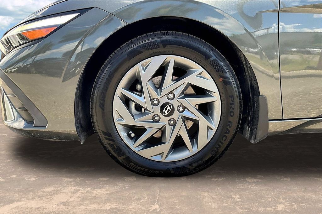 Used 2024 Hyundai Elantra Blue FWD image 33