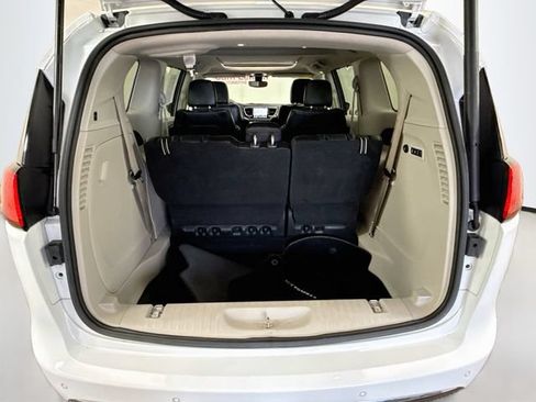 Used 2020 Chrysler Pacifica Limited FWD image 27