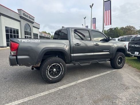 Used 2017 Toyota Tacoma TRD Off-Road w/ Premium & Technology Package image 4