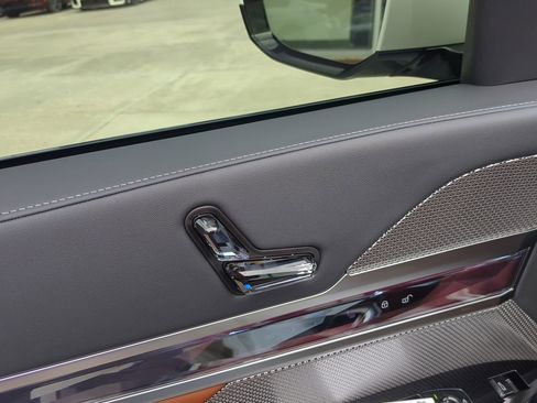 New 2025 BMW 740i w/ Executive Package image 15