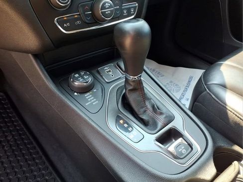 Used 2020 Jeep Cherokee Trailhawk w/ Cold Weather Group AWD/4WD image 19