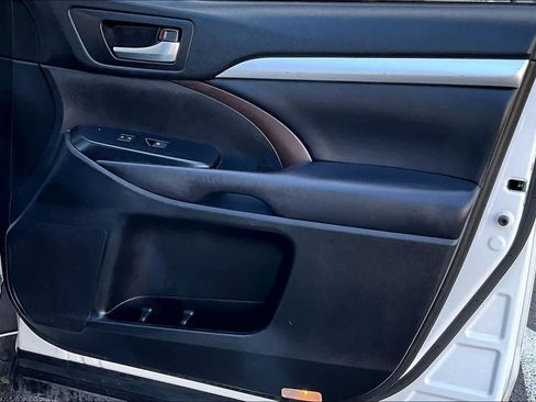 Used 2019 Toyota Highlander XLE image 22