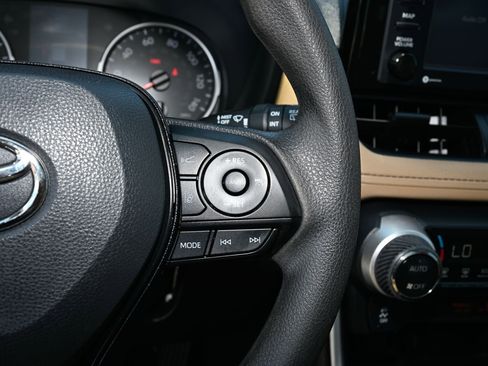 Used 2021 Toyota RAV4 XLE w/ Convenience Package FWD image 29