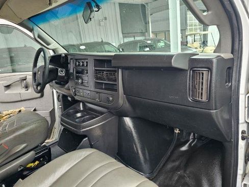 Used 2018 Chevrolet Express 2500 w/ Driver Convenience Package RWD image 9
