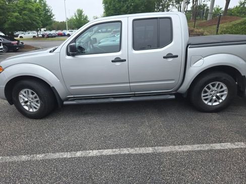 Used 2020 Nissan Frontier SV RWD image 2